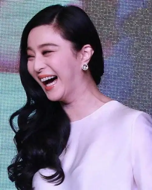 第一校花大笑起来像土拨鼠,有些女明星更崩坏!