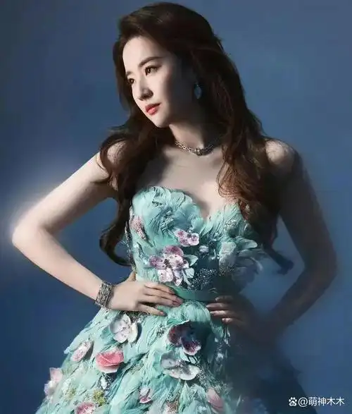 刘亦菲不愧被称为迪士尼公主百万穿搭亮相活动却被吐槽身材胖