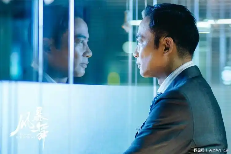 近日,由实力影帝任达华主演的电视剧《风暴舞》正式杀青,最新人物剧照