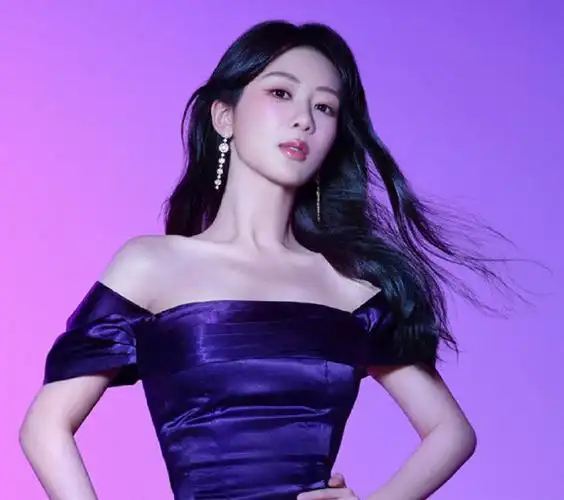 杨紫缎面紫裙##杨紫大波浪微醺妆