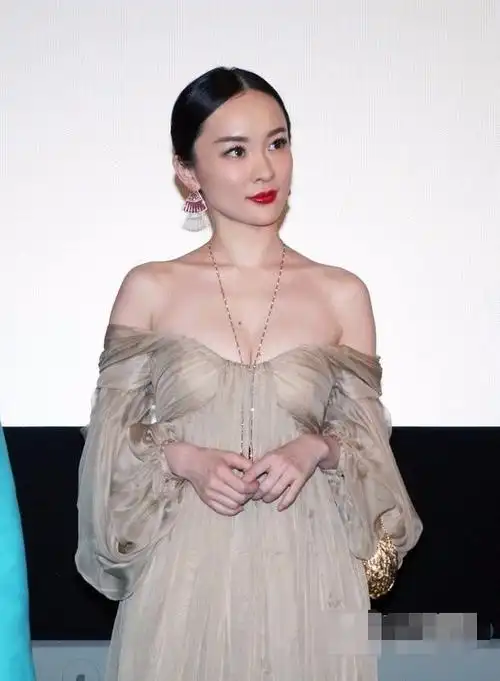 曾经的霍思燕是性感女神胸前的痣让人过目不忘她的腿又白又长