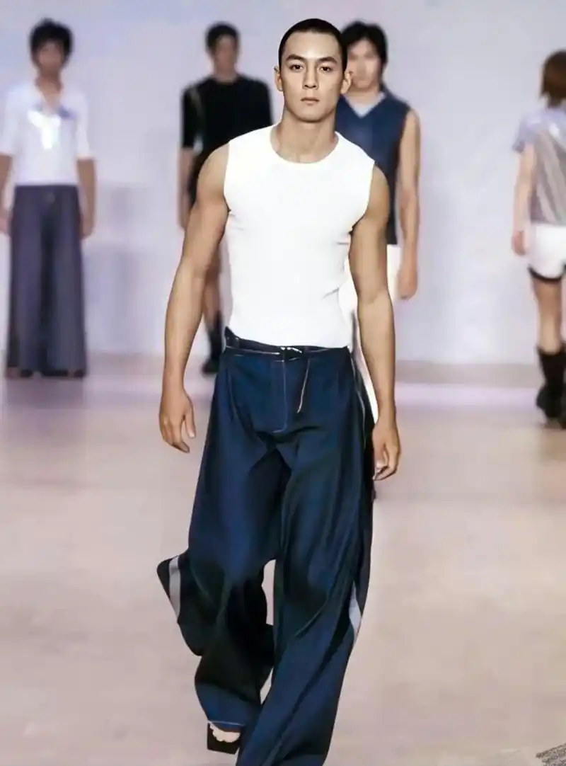 吴彦祖年轻时候的寸头,依然很帅,果然人帅什么发型都能hold住