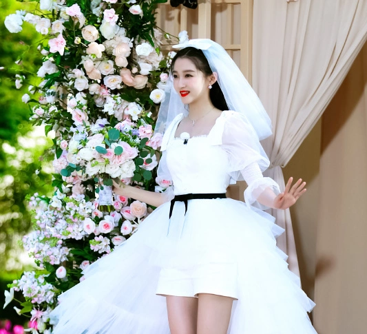 李晨下跪迎接穿婚纱的关晓彤,谁注意她救场反应?难怪会火