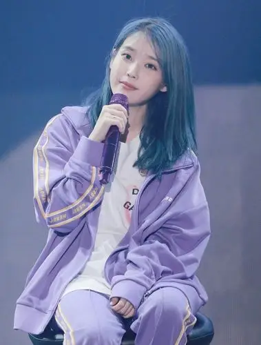 蓝发iu好漂亮穿紫色运动服唱歌休闲大方果然颜值高穿啥都美