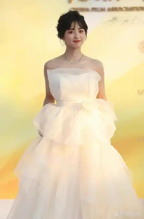 沈月是娱乐圈公认的甜妹,在《七月与安生》,《流星花园》等多部作品里