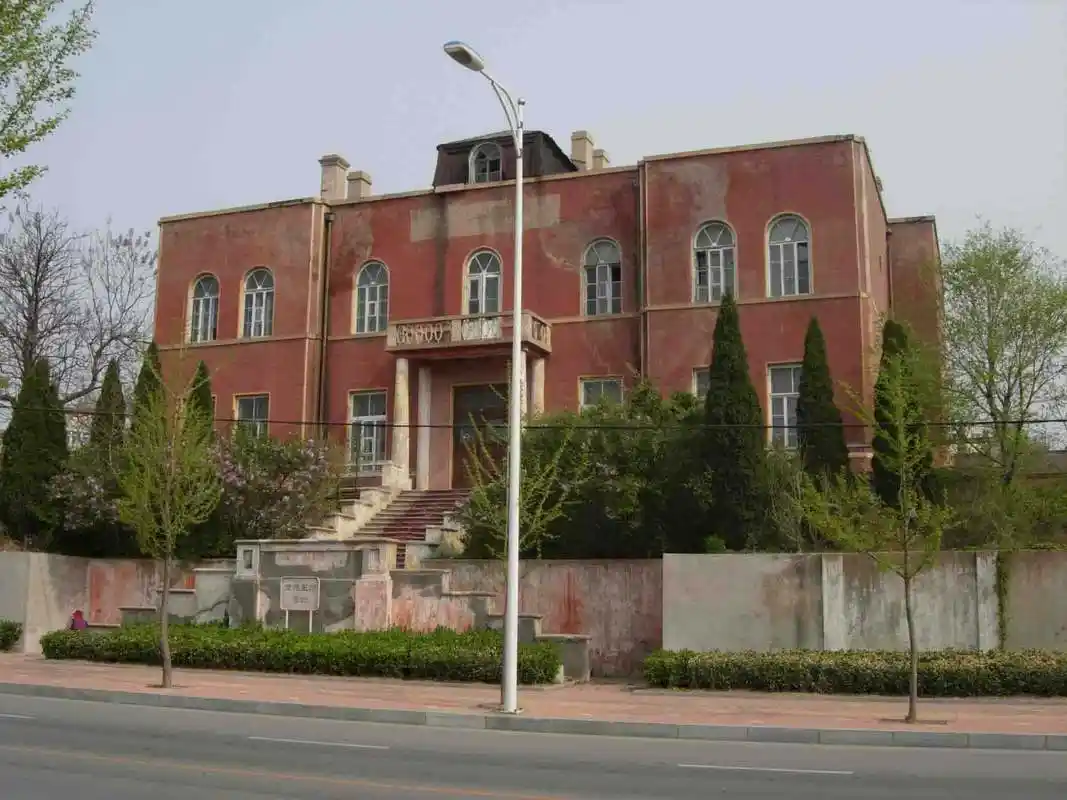 这个亲王名为爱新觉罗61善耆,是大清第十代肃亲王,官拜民政部尚书等