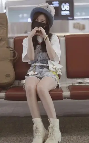 虽然陈意涵的身高差不多只有1米6左右,但是这次的造型还是蛮显腿长的