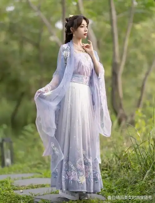 相信每个女生的心底都有一个古装梦,看到古代的服饰穿在身上,仿佛穿越