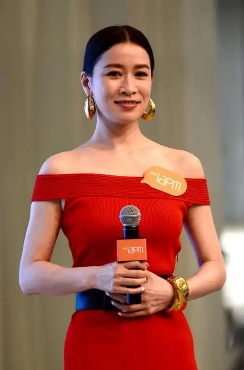 佘诗曼穿一字肩红裙显大气但大腰带和黑色筒靴破坏整体美感