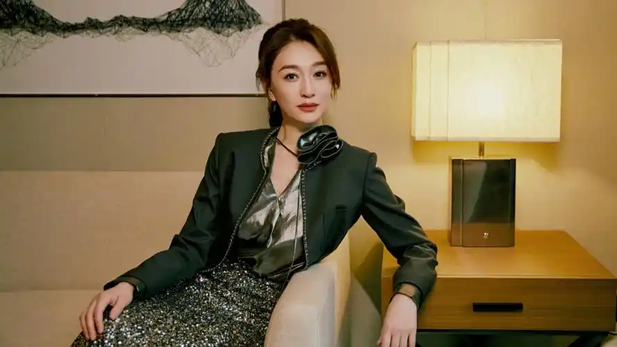 李小冉素颜与好友聚餐,皮肤白到发光双腿细长,48岁状态像28岁