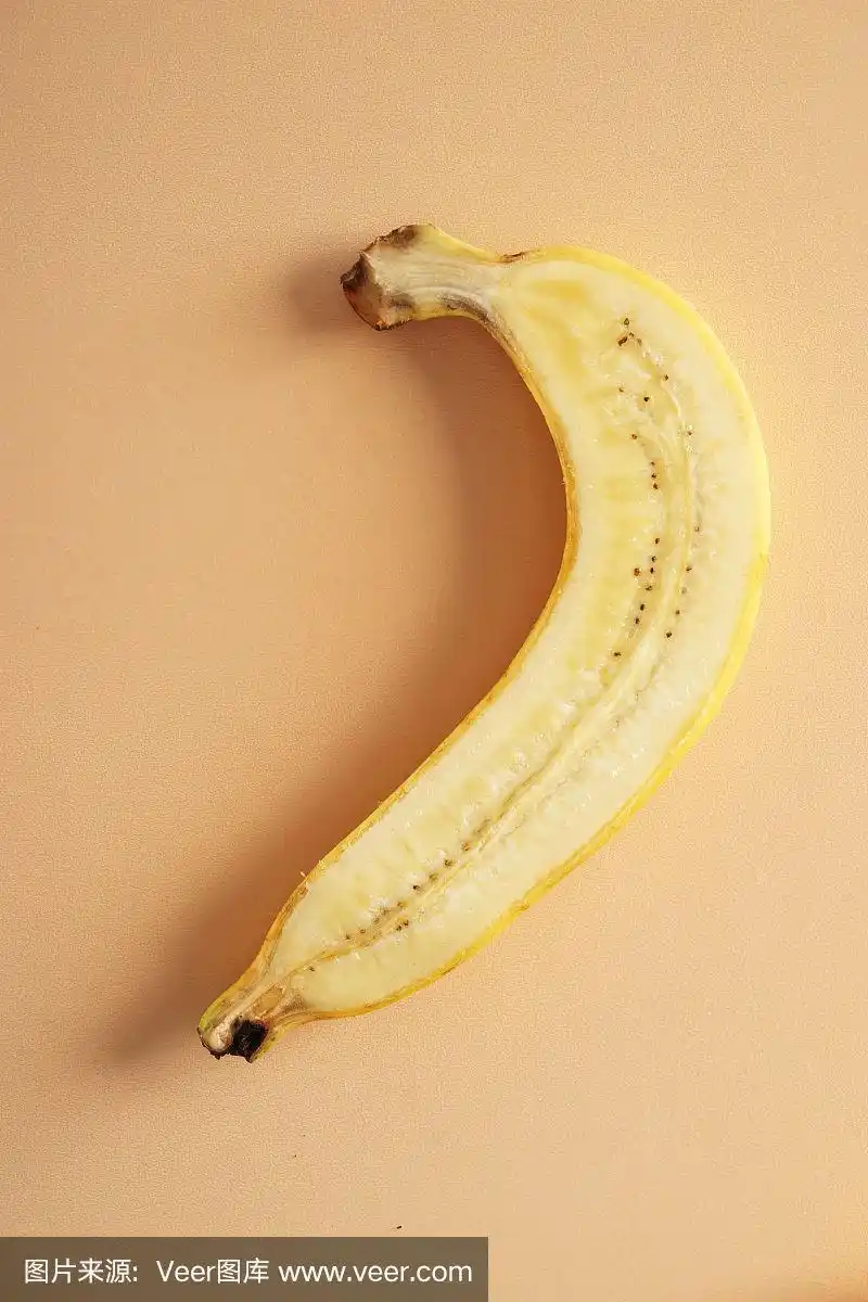 香蕉切成两半