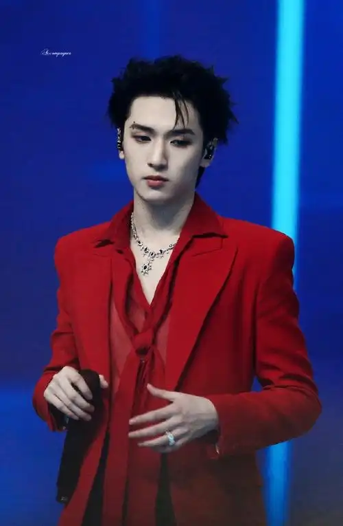 严浩翔超话红衣的神#严浩翔叁重楼暨出道四周年演唱会##严浩翔 舞台