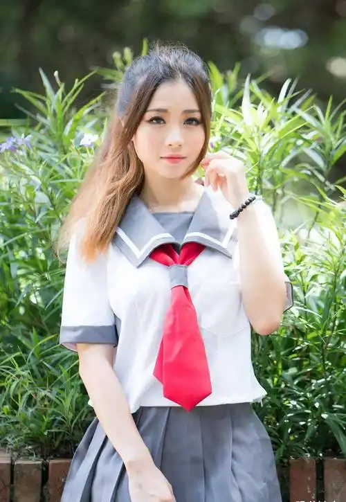 穿水手服的台女生在校园里面拍写真甜美有了但差了几分青春