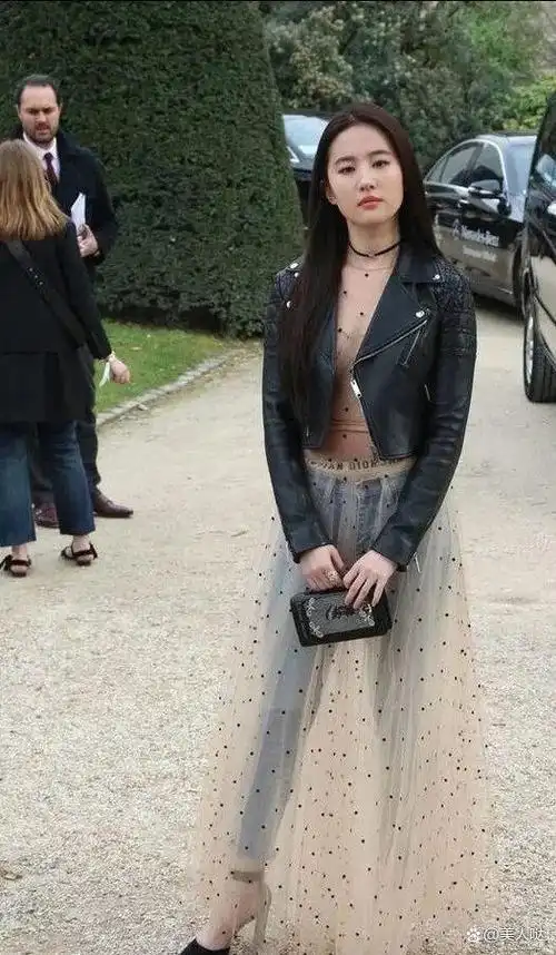 刘亦菲身材发福!穿民国装胖成"铁憨憨",还不如刘敏涛窈窕优雅