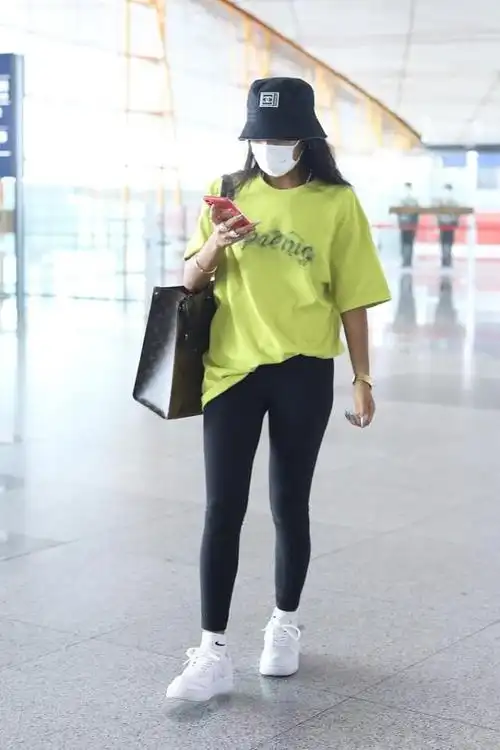 吉克隽逸的健美裤造型真抢镜,虽然服装很简单,但却能勾勒好身材