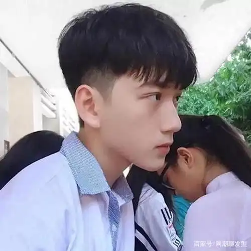 00后的你,理发只会说两边剪短?3款时尚帅气的男生发型参考!