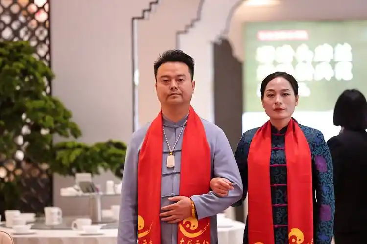 侯姝羽向极星大师及夫人行礼.