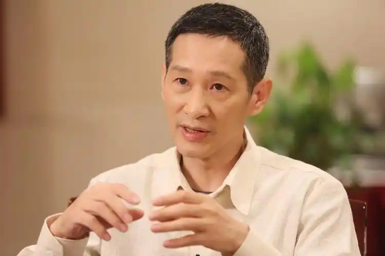 演员王劲松:成名前都是苦日子,成名后生活低调,婚姻成谜_侯勇_父亲