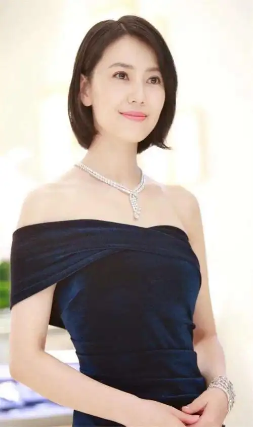 尽管高圆圆的短发确实令人羡慕,其美丽无疑让人心生敬佩.