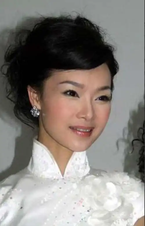 回顾歌唱家吕薇:男友的病逝让她心痛,独自生活多年50多岁仍未婚