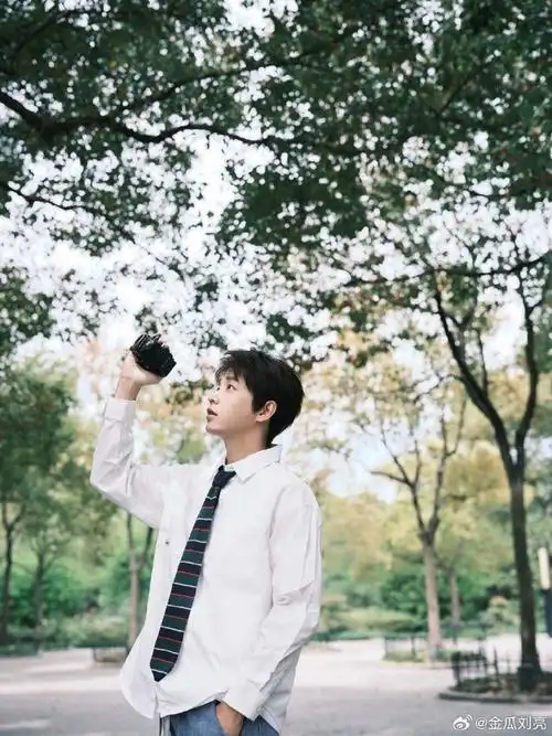 彭昱畅樱花树下的男大#好绝的春日写真,彭昱畅我真的会爱!