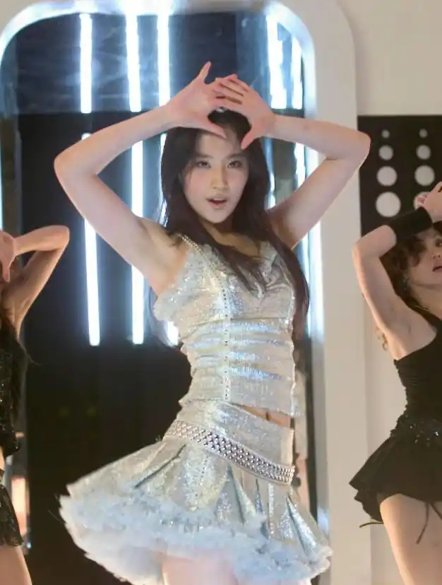 刘亦菲罕见性感热舞近照曝光,网友:女神不管清纯还是火辣都很美