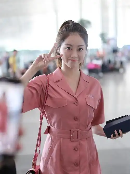 27岁祝绪丹会穿,粉色衬衫裙配高马尾甜美可人,比"周芷若"还美