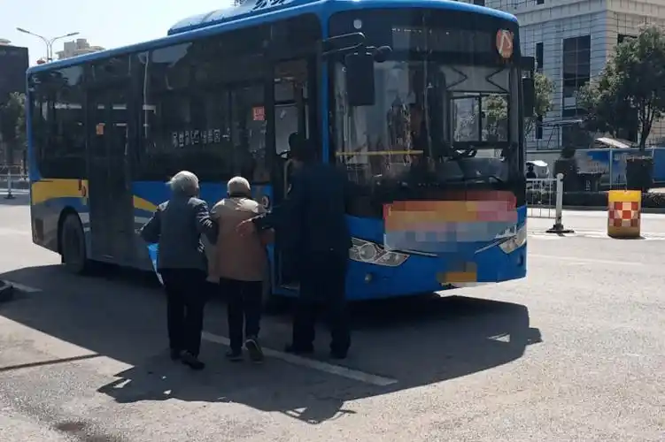 正能量!乐平热心乐友帮老人上下车,浓浓爱心满载车厢