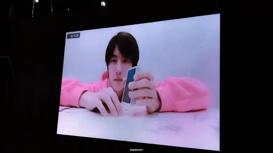 当～当～当～最新鲜的一博崽,穿着粉色卫衣超级可爱啊!