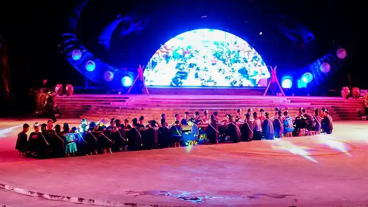 舞台设计和演员水平来说和阳朔的印象刘三姐有很大的差距但是就观众