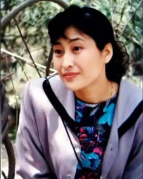 而且还是一名专业的戏曲演员,非常厉害的曲剧表演艺术家.