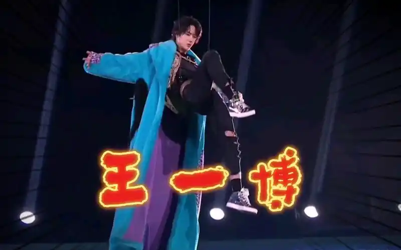 王一博高空吊威亚摆造型帅炸了,空翻丝毫不影响唱歌