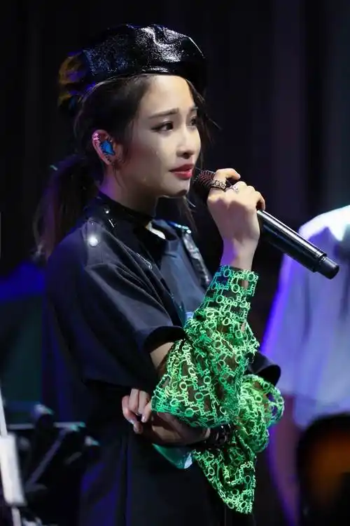 袁咏琳上海庆生 歌迷核酸检测入场疯喊「老公」_手机搜狐网