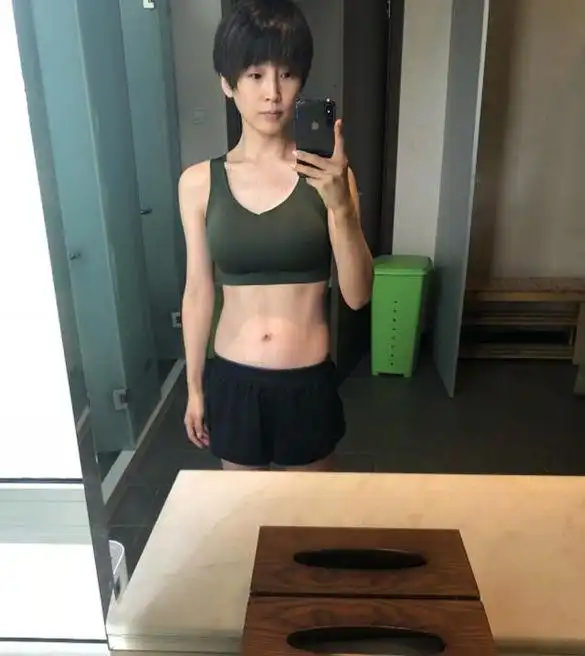 谢楠素颜自拍大秀蛮腰皮肤细腻腹肌马甲线抢镜