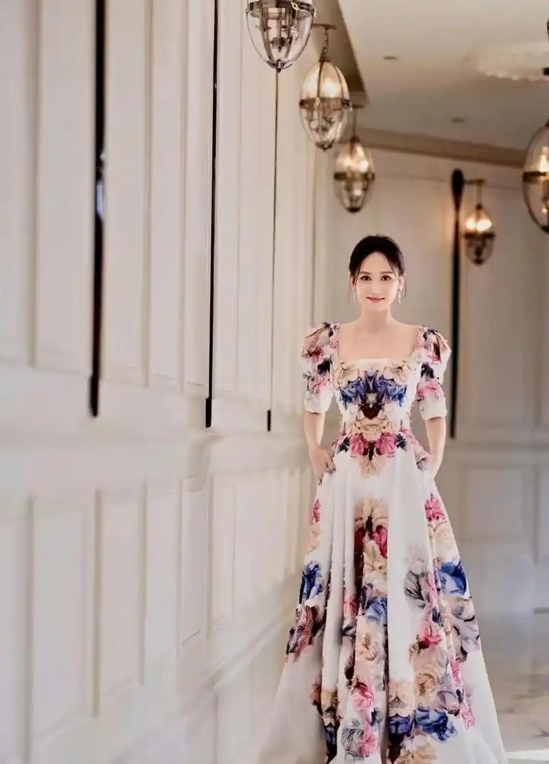 陈乔恩花朵礼服优雅时尚写真