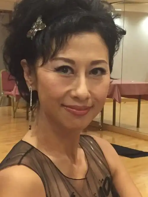 57岁叶倩文近照荷叶裤配高跟身材超好但脸上皱纹难掩老态