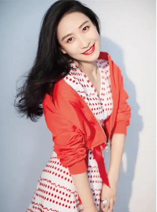 原创演安陵容被网友痛骂,今纪念《甄嬛传》10年,陶昕然越来越美