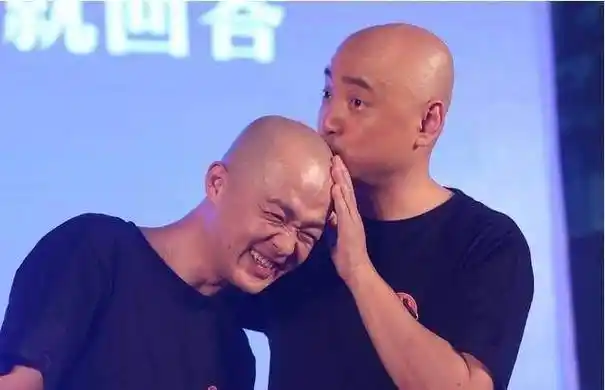 徐峥,年轻时候的头发都不是很多,所以后来直接剃光了,2000年参演第一