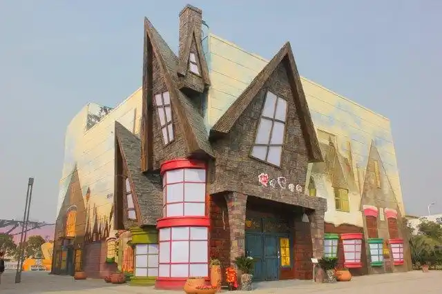 巧克力开心乐园位于上海市世博园区,乐园紧邻昼夜璀璨的黄浦江,设有