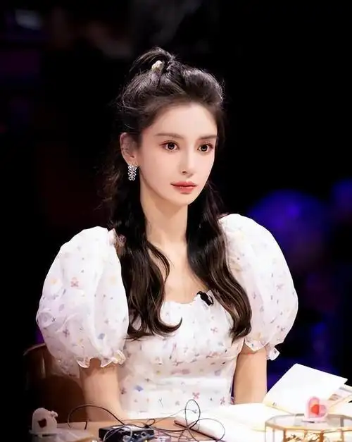 落寞了!杨颖参加亲子活动满身名牌,穿衣潮爆却遭学生家长无视