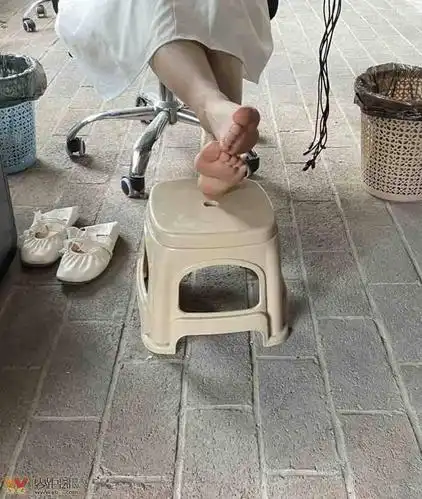 这个感觉不摆了 穿单鞋不穿袜子 又爱出汗 又喜欢脱了晾脚