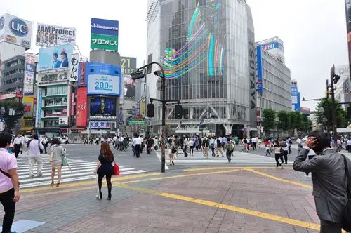 带你走进最真实的日本,女孩从小爱化妆 ,小孩独立上下学