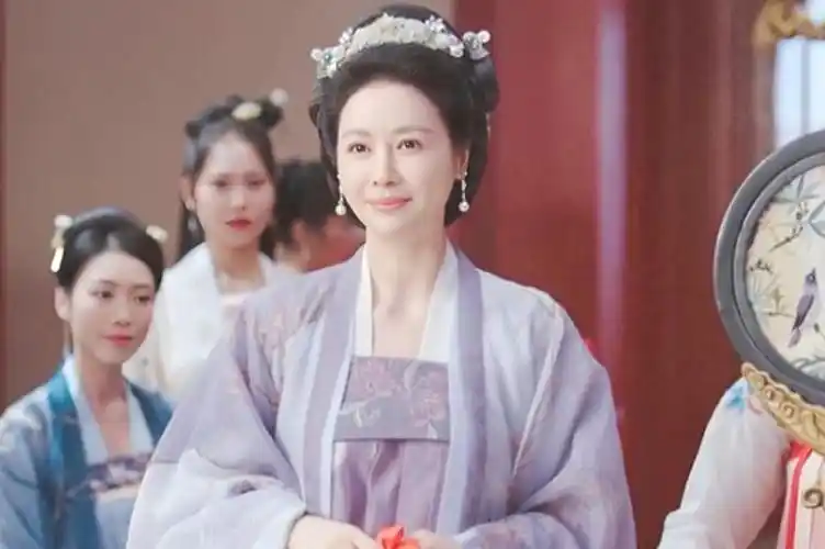 《九霄寒夜暖》女演员换上现代装,一个比一个惊艳,谁让你心动?