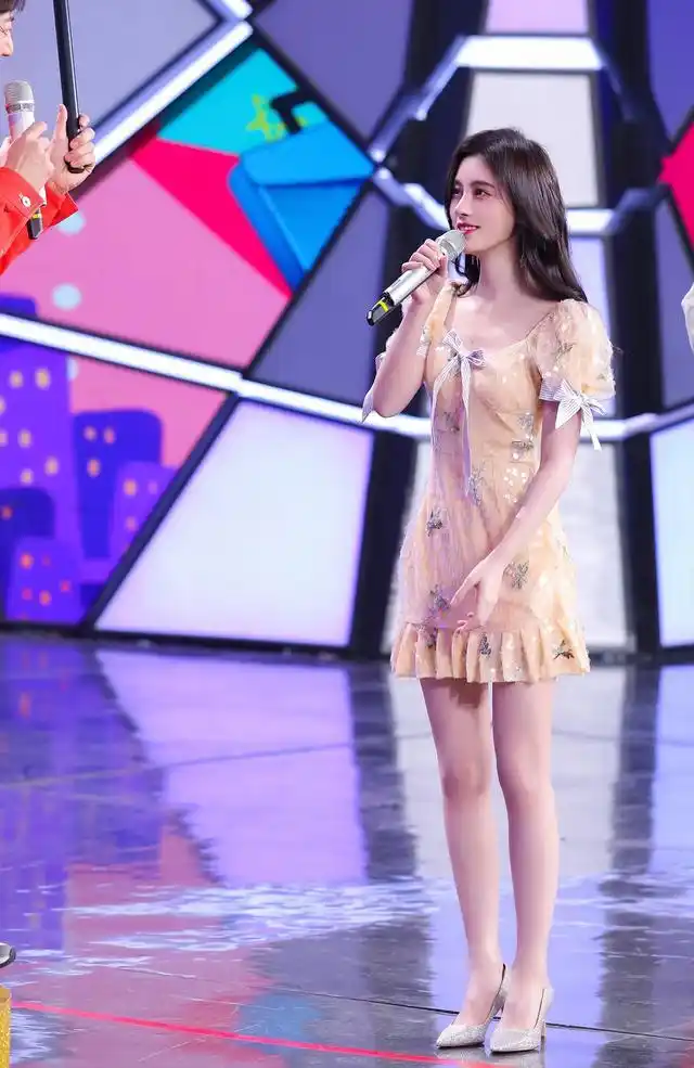 鞠婧祎造型太撩人单凭一双高跟鞋身高159cm也做腿精