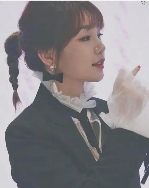 徐梦洁怕秃才剪刘海?穿独角兽外套变"彩虹",换个发型就少女!