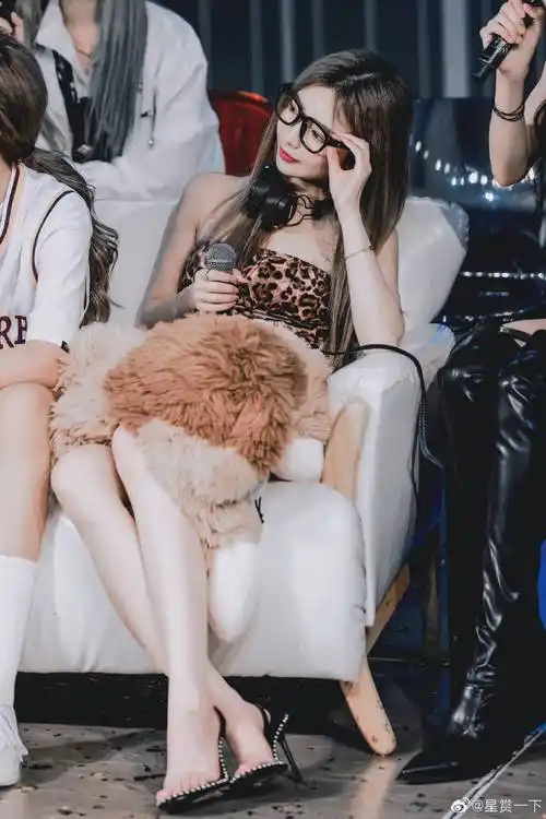 小辣椒 许杨玉琢,豹纹眼镜美腿,so sexy[awsl]