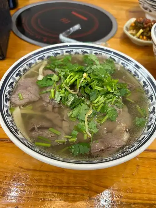 一碗十元的小碗牛肉粉丝汤,搭配自助小料 汤底清澈简单