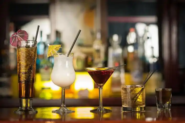 酒吧桌上的高低参差不齐的鸡尾酒