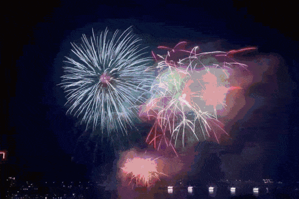 趁着这一场最美的烟花秀 燃希望之火,保一腔热情 持平和心态,守一生