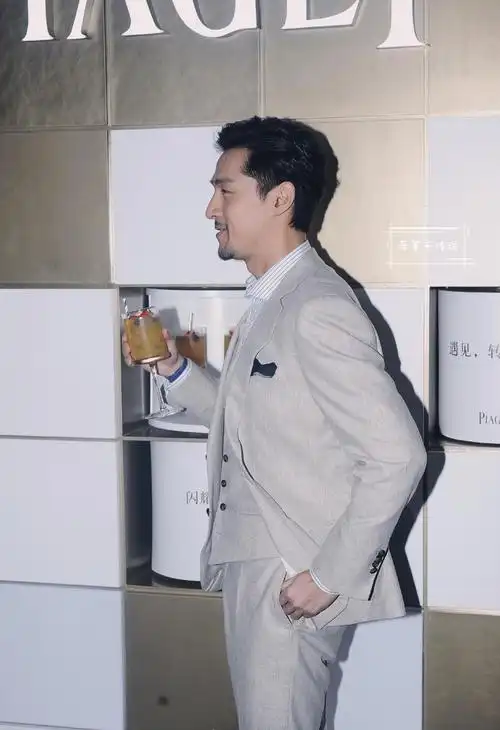 胡歌一身灰色西服优雅贵气留络腮胡显成熟气质